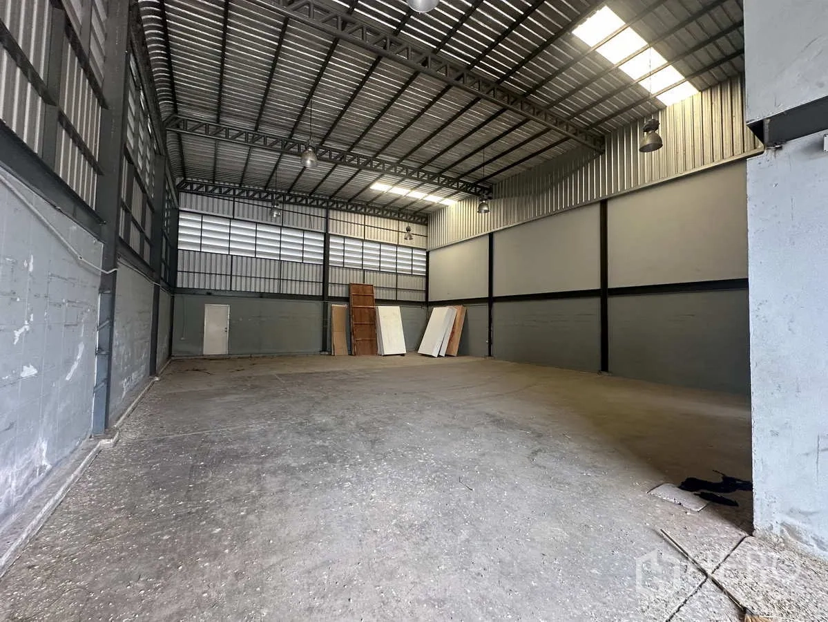 คลังสินค้า ให้เช่าหรือขายในBang Yai, Nonthaburi - พื้นที่โกดังโล่ง เพดานสูง โครงเหล็ก มีแผ่นโปร่งแสงและพื้นคอนกรีต