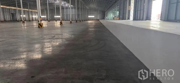 Factory for rent in Si Racha, Chon Buri - Raised internal loading platform beside open storage space.