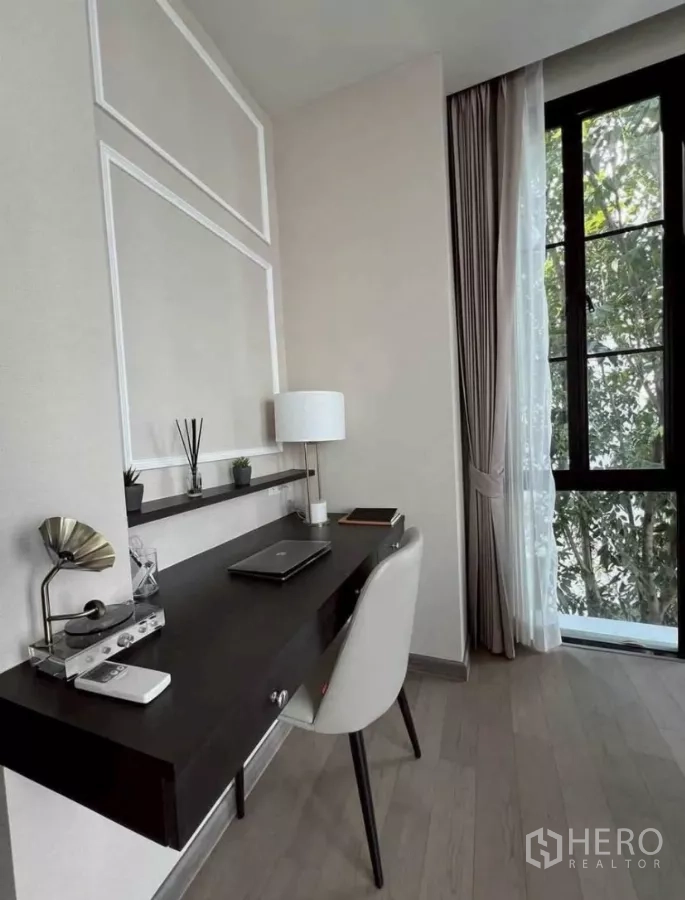 独立式住宅 出租在Lat Phrao, Bangkok - 靠窗内置书桌，适合居家办公的工作角。