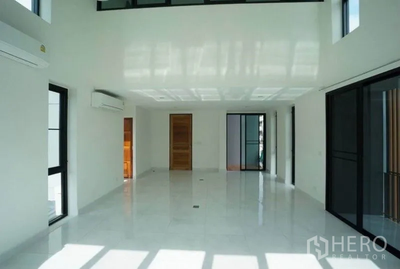 สำนักงานที่บ้าน ให้เช่าในChatuchak, Bangkok - พื้นที่เอนกประสงค์กว้าง มีประตูหลายด้านและแสงธรรมชาติ