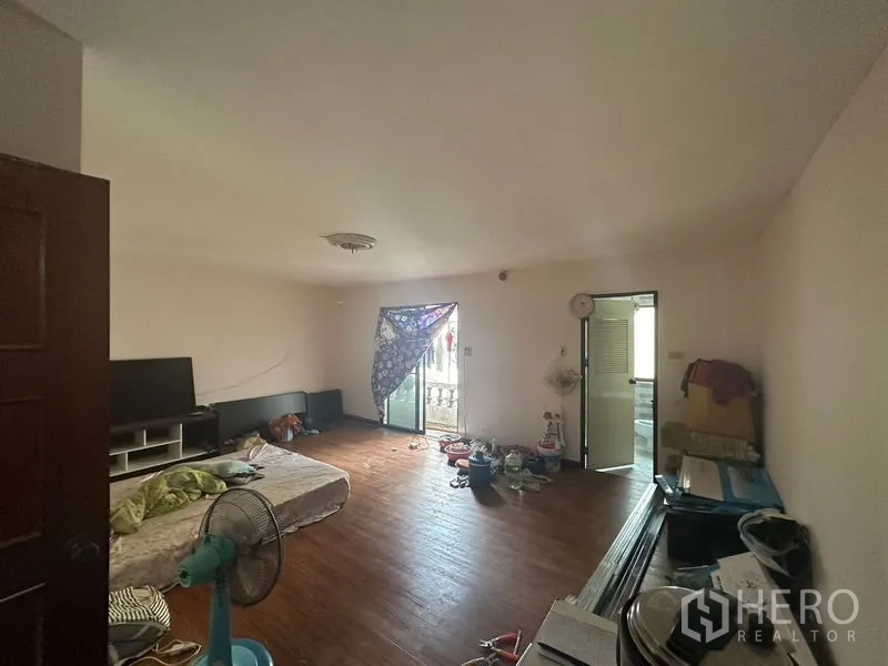 สำนักงานที่บ้าน ให้เช่าในSathon, Bangkok - ห้องนอนขนาดใหญ่พื้นไม้ มีประตูเปิดสู่ระเบียงรับลมและแสง