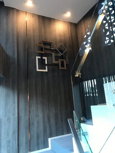独立商业地产 出租在Chatuchak, Bangkok - 玻璃栏杆楼梯，深木色特色墙与几何装饰画。