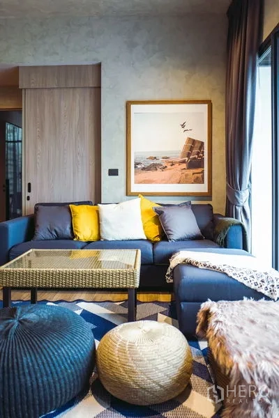 คอนโด ให้เช่าหรือขายในWatthana, Bangkok - มุมนั่งเล่นสบายๆ โซฟาเข้ามุม โต๊ะกลาง และพัฟใกล้หน้าต่าง