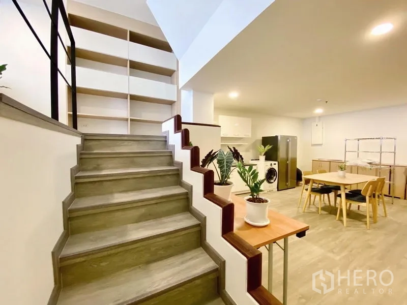 คอนโด ให้เช่า - บันไดข้างโซนรับประทานอาหารและครัว ในเลย์เอาต์แบบส PLIT-level คอนโด