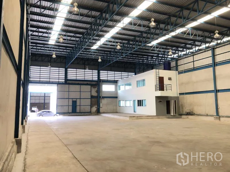คลังสินค้า ให้เช่าในBang Phli, Samut Prakan - พื้นโกดังพื้นที่กว้าง พร้อมยูนิตสำนักงานและจุดเข้าออกสำหรับโหลดสินค้า