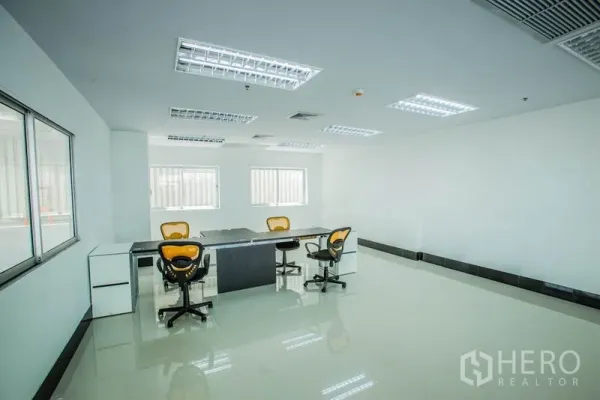 สำนักงาน ให้เช่าในBang Phli, Samut Prakan - ชุดเวิร์กสเตชันในออฟฟิศสีขาว พื้นที่กว้าง รับแสงธรรมชาติจากหน้าต่าง