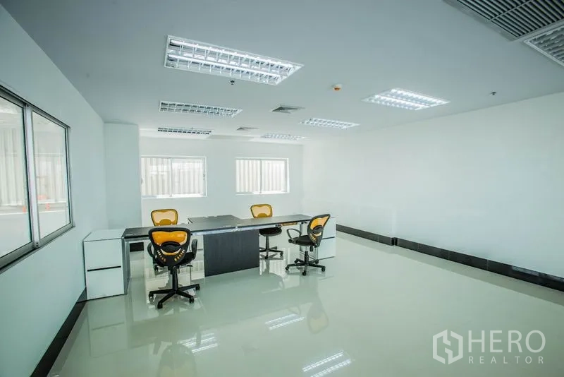 สำนักงาน ให้เช่าในBang Phli, Samut Prakan - ชุดเวิร์กสเตชันในออฟฟิศสีขาว พื้นที่กว้าง รับแสงธรรมชาติจากหน้าต่าง
