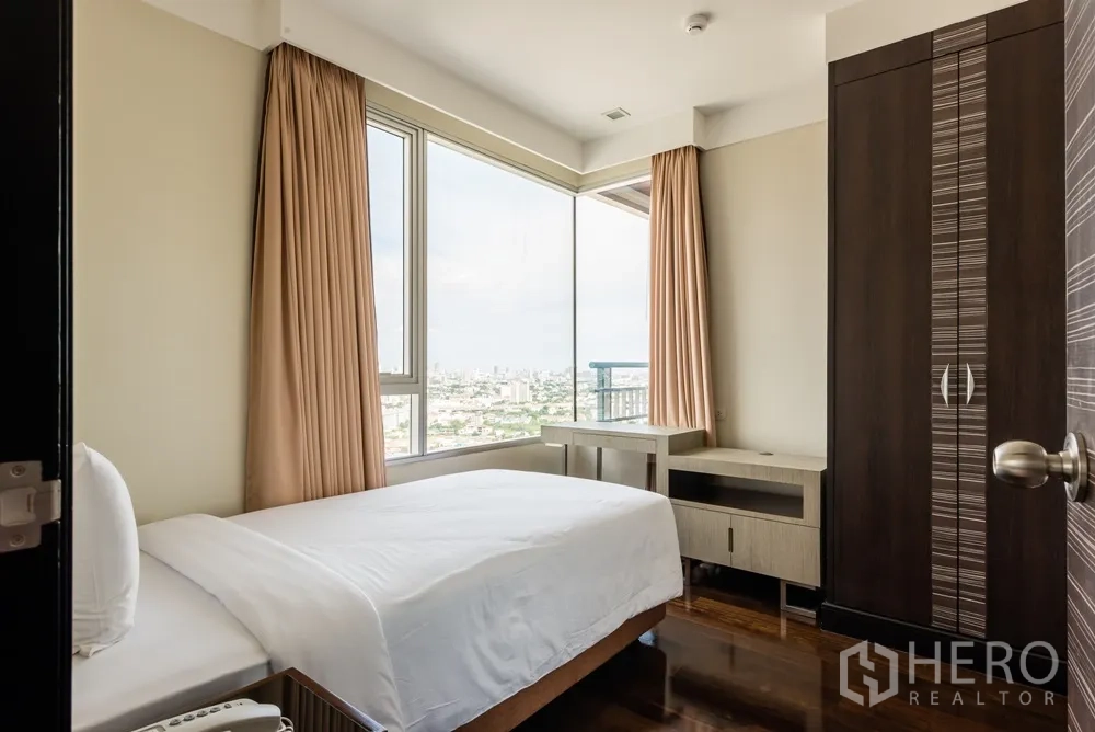 อพาร์ทเมนท์ ให้เช่าในKhlong Toei, Bangkok - ห้องนอนที่สองเตียงเดี่ยว มีหน้าต่างสูงจากพื้นจรดเพดานและวิวเมือง