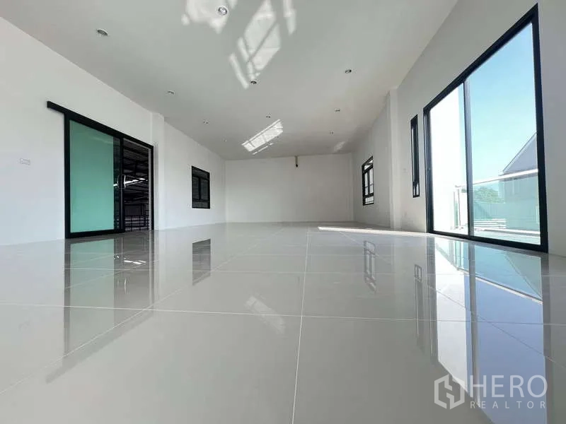 คลังสินค้า ให้เช่าหรือขาย - พื้นที่สำนักงานกระเบื้องแกรนิตโต้สว่าง มีประตูกระจกบานเลื่อนออกระเบียง