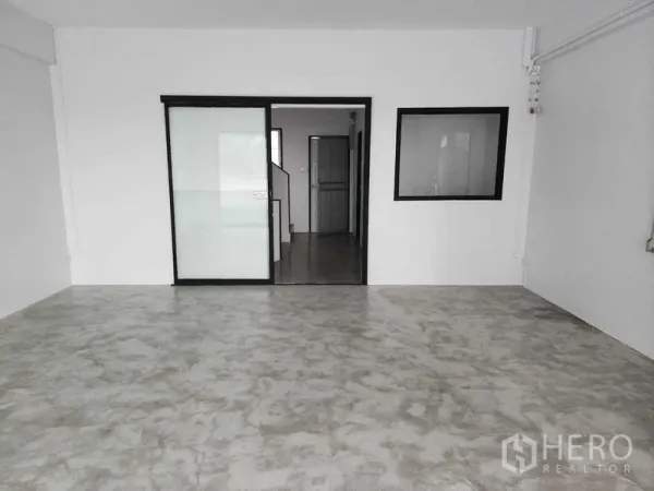 店屋 出租在Khlong Toei, Bangkok - 楼上房间，白墙，推拉玻璃门与内窗。