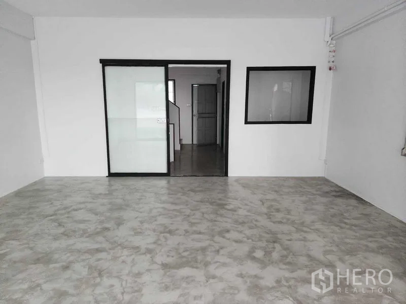 店屋 出租在Khlong Toei, Bangkok - 楼上房间，白墙，推拉玻璃门与内窗。