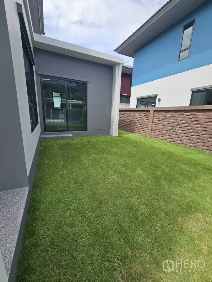 บ้าน ขายในLam Luk Ka, Pathum Thani - สวนข้างบ้าน สนามหญ้าเขียวขจีติดตัวบ้านและประตูกระจก