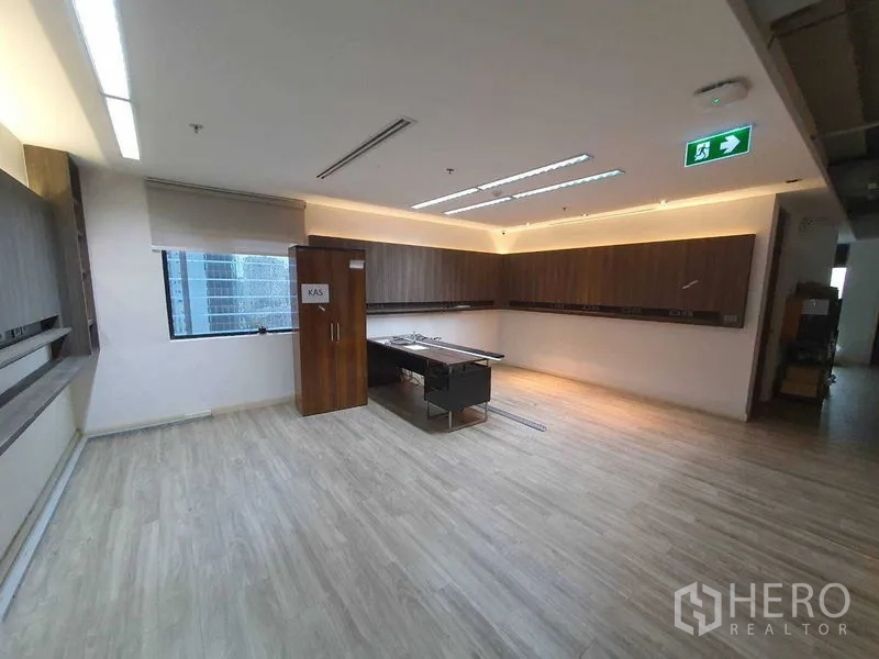 สำนักงาน ให้เช่าในWatthana, Bangkok - โซนสำนักงานบิลท์อินไม้ ไฟ LED และพื้นที่กว้าง