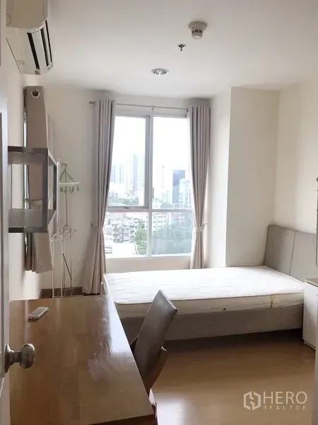 คอนโด ให้เช่าในWatthana, Bangkok - ห้องนอนพร้อมโต๊ะทำงาน เครื่องปรับอากาศ และหน้าต่างบานใหญ่ชมวิวเมือง