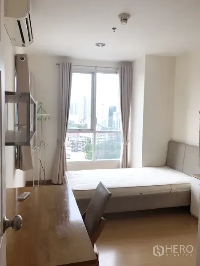 คอนโด ให้เช่าในWatthana, Bangkok - ห้องนอนพร้อมโต๊ะทำงาน เครื่องปรับอากาศ และหน้าต่างบานใหญ่ชมวิวเมือง