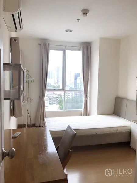 คอนโด ให้เช่าในWatthana, Bangkok - ห้องนอนพร้อมโต๊ะทำงาน เครื่องปรับอากาศ และหน้าต่างบานใหญ่ชมวิวเมือง