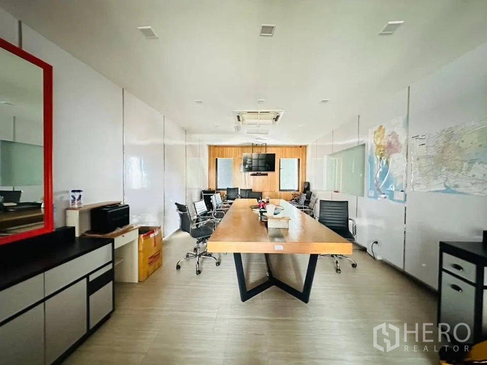 店屋 for sale in Watthana, Bangkok - 宽敞会议室，长会议桌、办公椅与吊顶空调。