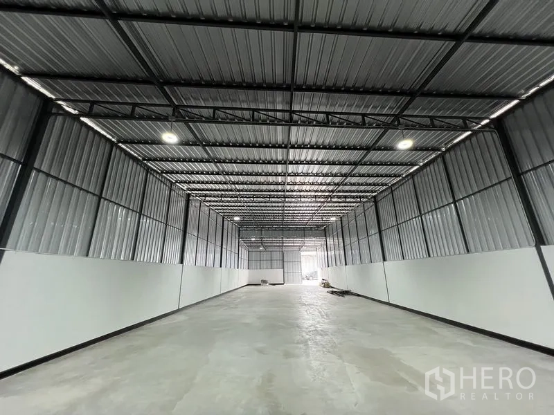 คลังสินค้า ให้เช่าในSaphan Sung, Bangkok - ฮอลล์เก็บสินค้าแบบช่วงกว้าง ผนังเมทัลชีท มีแผ่นรับแสง และประตูทางเข้าด้านท้าย