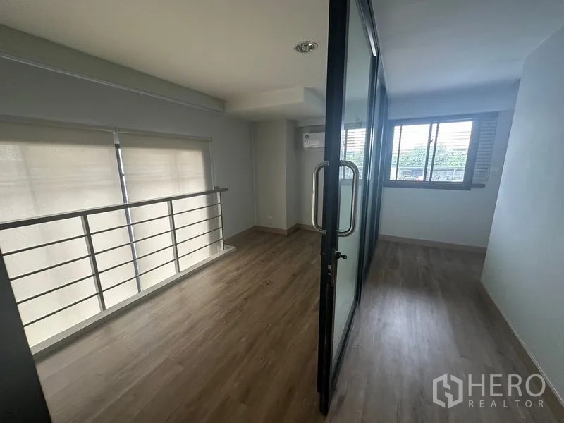 สำนักงานที่บ้าน ให้เช่าในSuan Luang, Bangkok - ห้องเอนกประสงค์กว้าง มีเครื่องปรับอากาศและแสงธรรมชาติสองด้าน