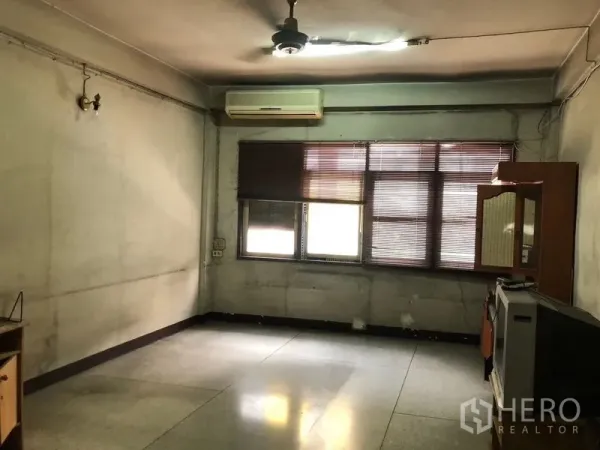 店屋 出租 - 宽敞楼层房间，配空调、百叶窗与吊扇，适合办公室或展厅。