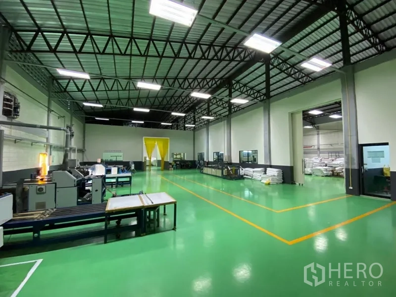 工厂 出租在Phra Pradaeng, Samut Prakan - 高挑生产大厅，绿色环氧地坪，钢桁架屋顶，设备与LED照明。