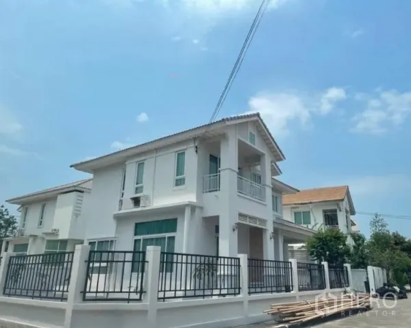 独立式住宅 出售在Lat Krabang, Bangkok - 现代两层住宅外立面，带阳台与黑色金属栅栏。