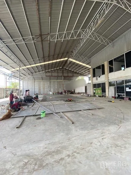 货栈 出租在Khlong Luang, Pathum Thani - 金属桁架屋顶下的开放生产区，旁有两层办公室。