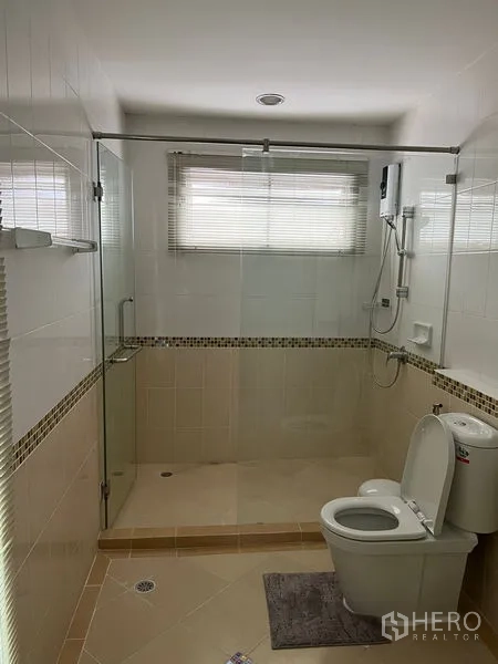 ทาวน์เฮาส์ ให้เช่าในSaphan Sung, Bangkok - ห้องน้ำสไตล์โมเดิร์นพร้อมห้องอาบน้ำกระจกแบบวอล์กอินและหน้าต่าง