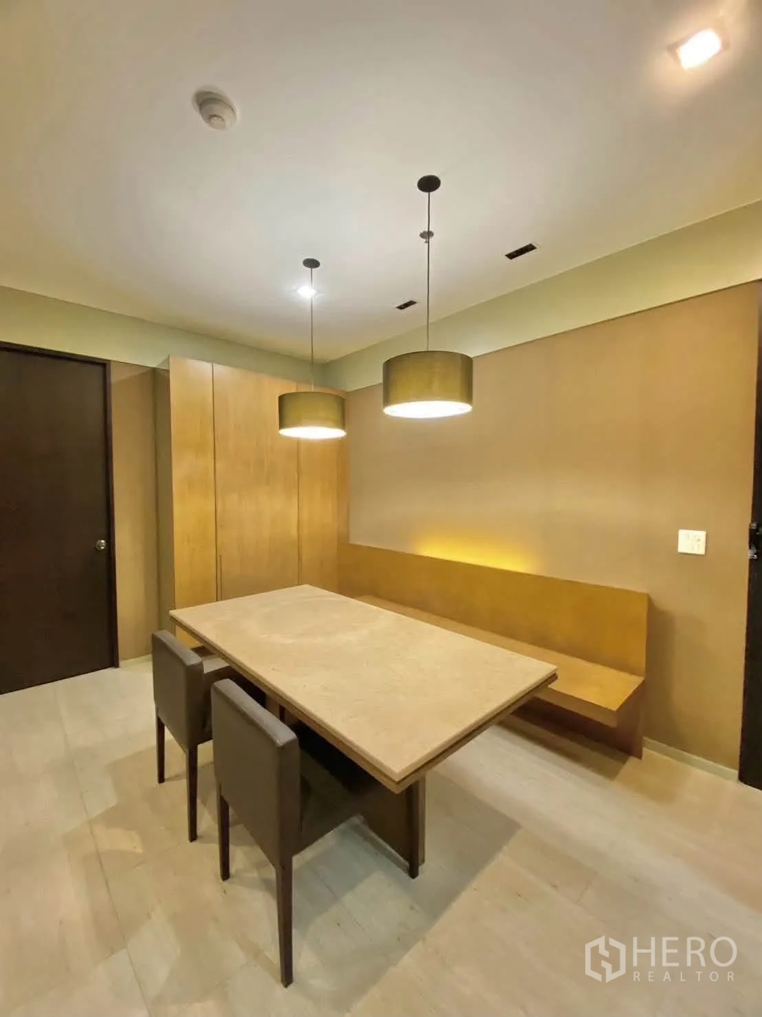 公寓 for rent in Khlong Toei, Bangkok - 餐区设吊灯、卡座与长方形餐桌。