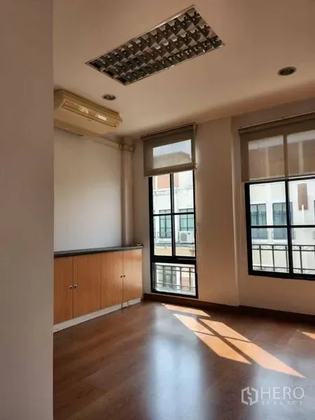 ทาวน์เฮาส์ ให้เช่าหรือขายในWang Thonglang, Bangkok - ห้องรับแสงธรรมชาติ มีตู้บิวท์อินล่าง เครื่องปรับอากาศ และพื้นไม้