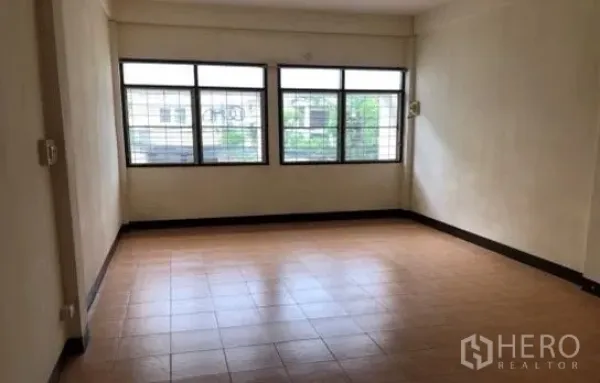 อาคารพาณิชย์ ให้เช่าในYan Nawa, Bangkok - ห้องชั้นบนสว่าง มีหน้าต่างบานใหญ่พร้อมเหล็กดัด พื้นกระเบื้องสีอิฐ