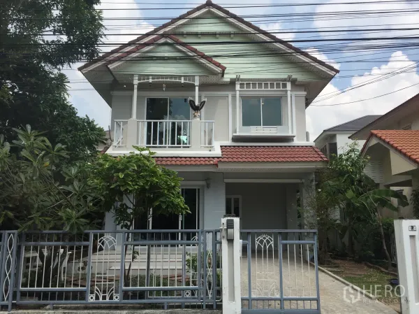 Detached House for sale in Lat Krabang, Bangkok - Two-storey detached house with balcony, red-tile roof and gated driveway in Lat Krabang.