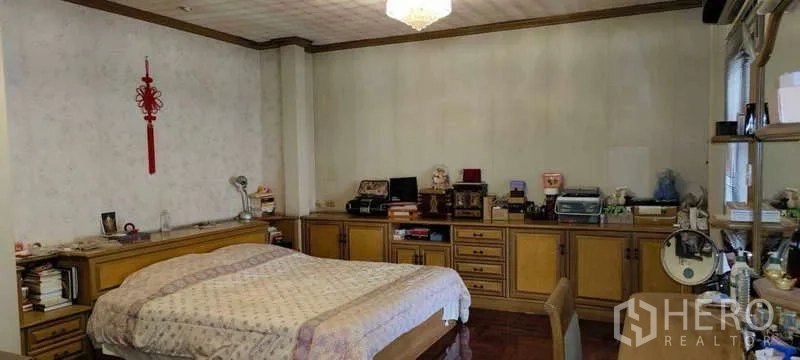 บ้าน ขายในPhra Khanong, Bangkok - ห้องนอนใหญ่ ตู้บิลท์อินและโคมไฟระย้า