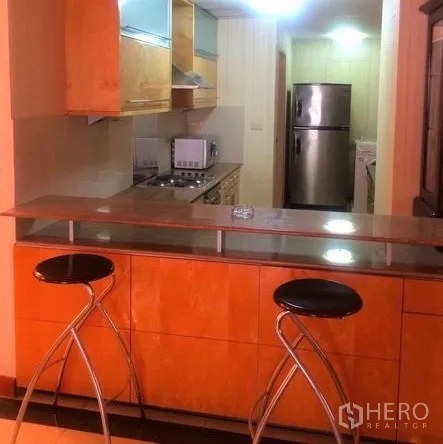 คอนโด ให้เช่าในWatthana, Bangkok - บาร์อาหารเช้าพร้อมสตูลสองตัวเชื่อมกับครัว