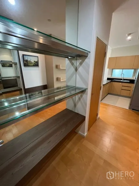คอนโด ให้เช่าในChatuchak, Bangkok - ชั้นวางกระจกและพื้นไม้ถัดจากครัวบิวท์อิน