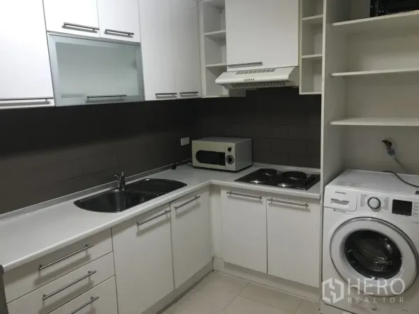 คอนโด ให้เช่าหรือขายในWatthana, Bangkok - ครัวแยกทรง U ตู้เก็บของสีขาว เตาไฟฟ้า ไมโครเวฟ อ่างล้างจาน และเครื่องซักผ้าฝาหน้า