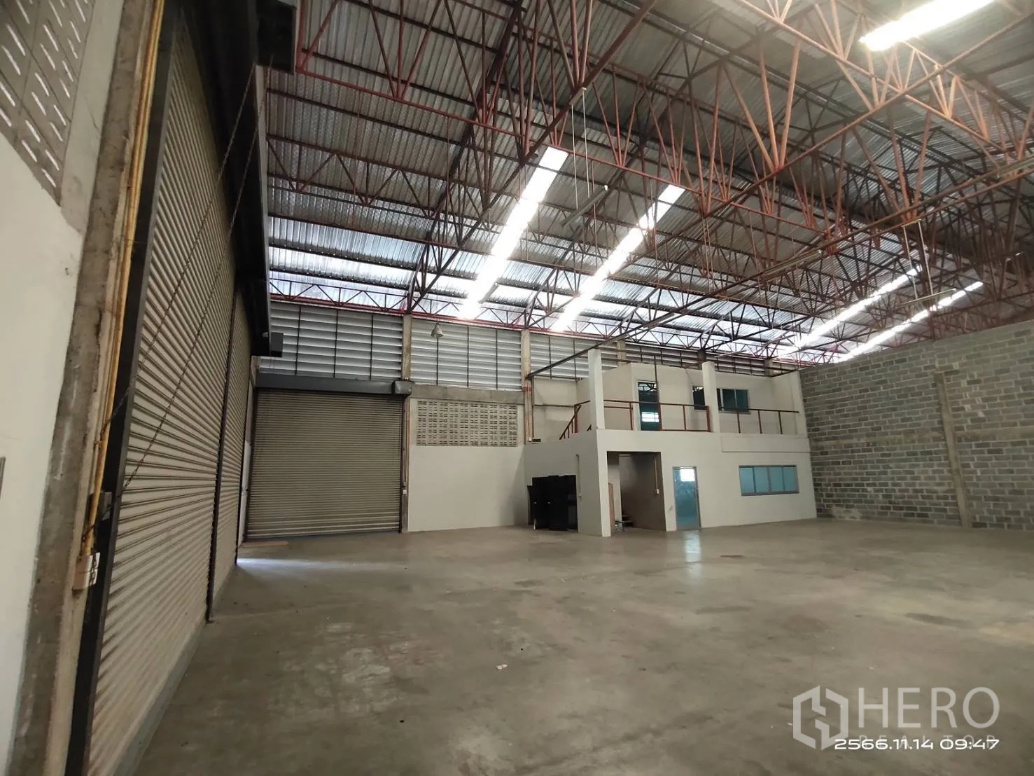 Warehouse for rent in Khlong Sam Wa, Bangkok - Roller shutter entrances and mezzanine office block inside the warehouse.