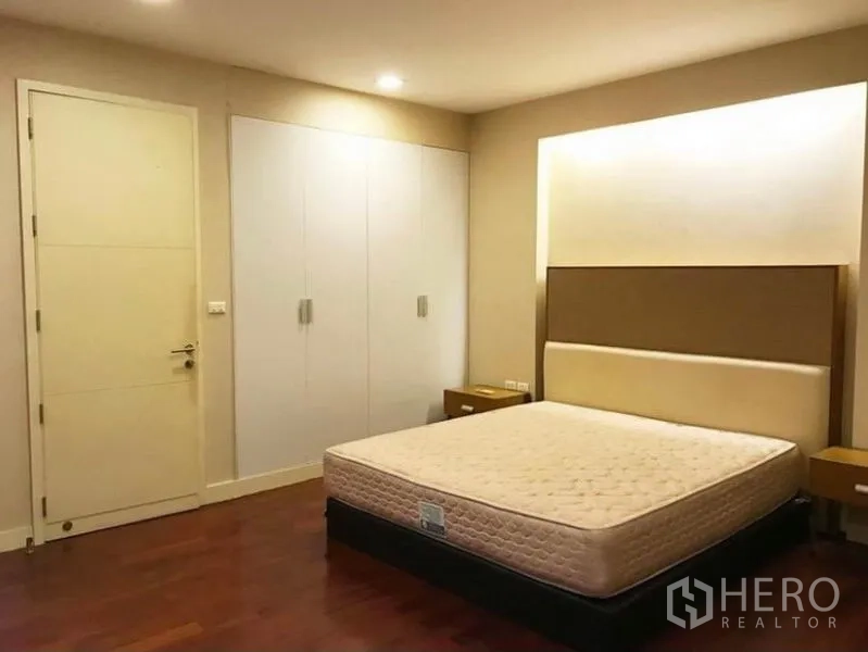 联排别墅 出租在Wang Thonglang, Bangkok - 主卧设嵌入式衣柜与木地板。