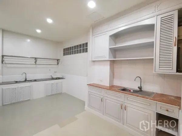 ทาวน์เฮาส์ ให้เช่าหรือขายในYan Nawa, Bangkok - ห้องครัวขนาดกว้าง ตู้บิลท์อินสีขาว ชั้นเปิด และอ่างล้างจานคู่