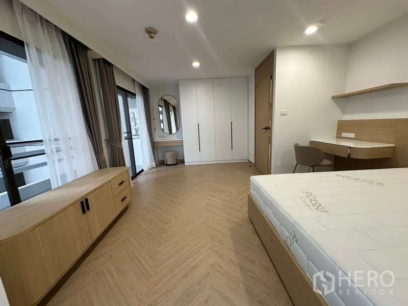 คอนโด ให้เช่าในWatthana, Bangkok - ห้องนอนกว้าง พื้นไม้ ตู้เสื้อผ้าบิวท์อิน โต๊ะทำงาน และหน้าต่างบานใหญ่