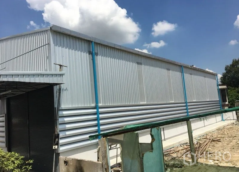 คลังสินค้า ให้เช่าในDin Daeng, Bangkok - ด้านข้างตัวอาคารเหล็ก แนวเสาและท่อระบายน้ำสีฟ้า