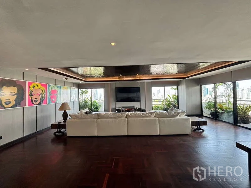 คอนโด ให้เช่าในWatthana, Bangkok - ห้องนั่งเล่นกว้าง โซฟาสีขาว เพดานไม้ และวิวเมือง