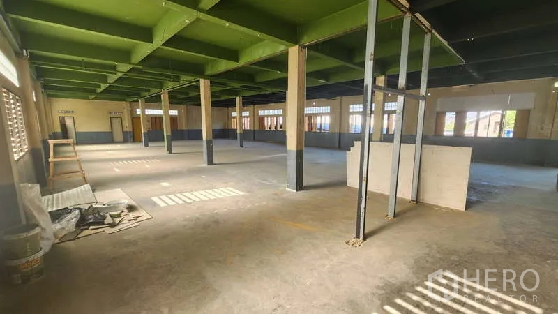 工厂 出租在Chom Thong, Bangkok - 开放式楼层，绿色梁顶，通风窗。