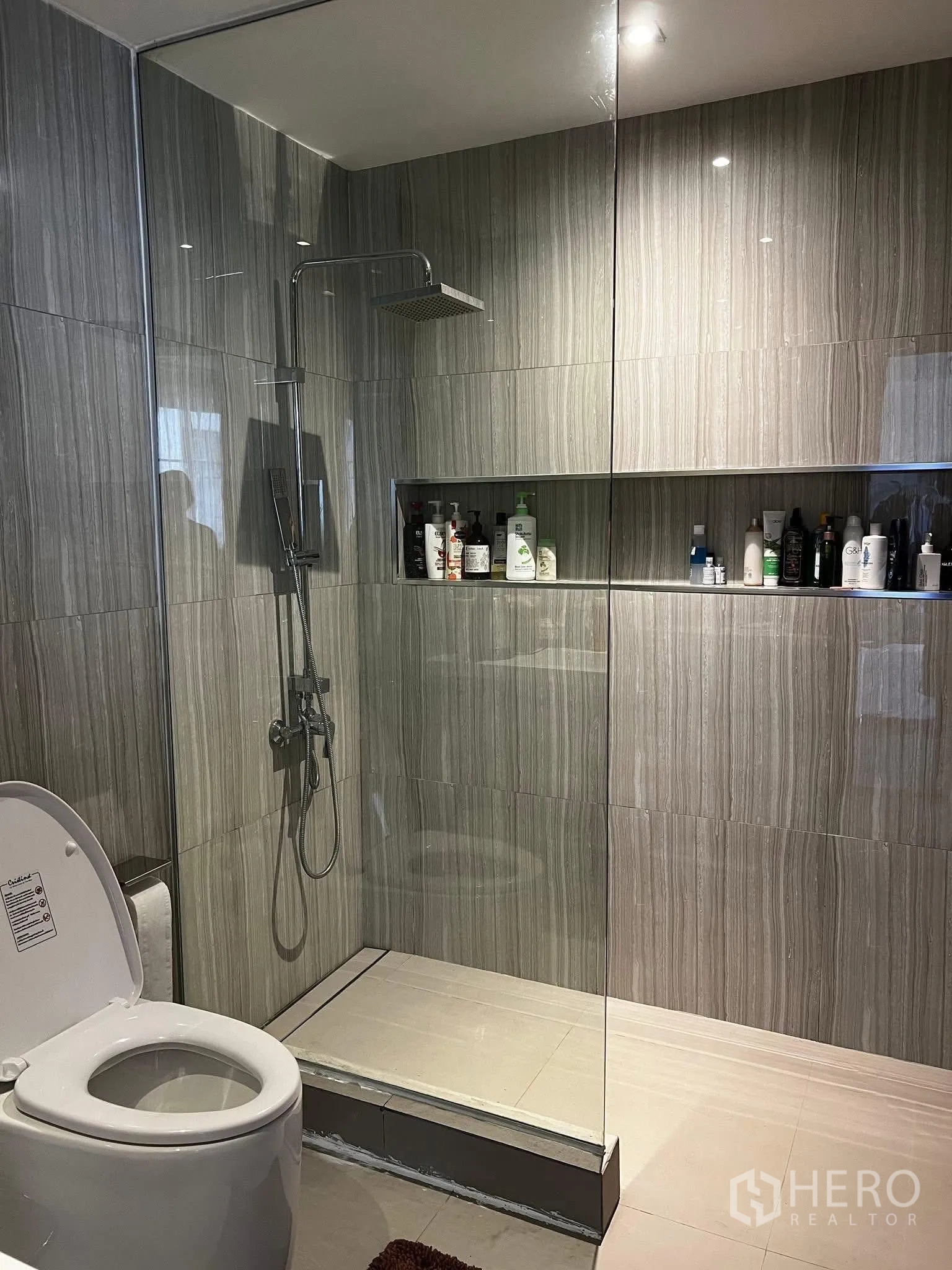 ทาวน์เฮาส์ for rent or sale in Watthana, Bangkok - ห้องน้ำสไตล์ร่วมสมัยพร้อมพื้นที่อาบน้ำกระจกและโถสุขภัณฑ์