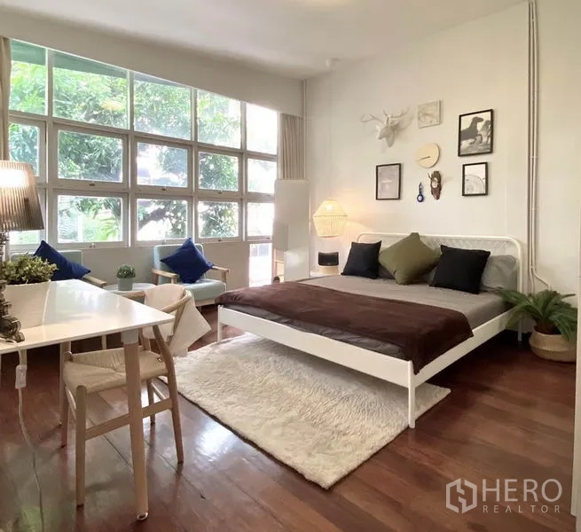 ทาวน์เฮาส์ ให้เช่าในKhlong Toei, Bangkok - ห้องนอนกว้างหน้าต่างบานใหญ่ โต๊ะทำงาน มุมนั่งเล่น และพื้นไม้จริง