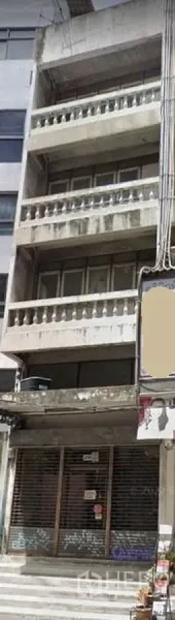 店屋 出售在Khlong Toei, Bangkok - 五层店屋外立面，带栏杆阳台与卷闸门，位于曼谷街道。