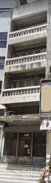 店屋 出售在Khlong Toei, Bangkok - 五层店屋外立面，带栏杆阳台与卷闸门，位于曼谷街道。