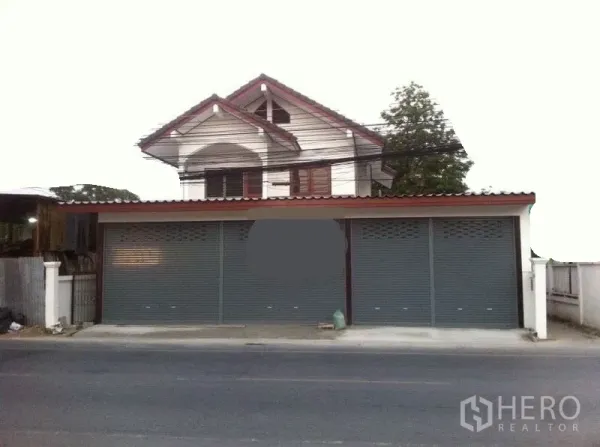 คลังสินค้า ให้เช่าในLam Luk Ka, Pathum Thani - โกดังติดถนนพร้อมประตูม้วนโลหะ 3 ช่องและชั้นบนทรงหน้าจั่ว