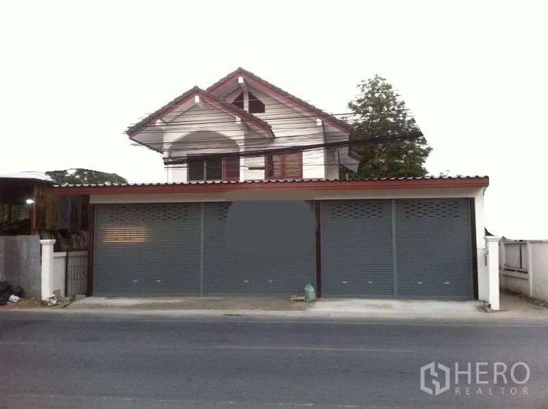 คลังสินค้า ให้เช่าในLam Luk Ka, Pathum Thani - โกดังติดถนนพร้อมประตูม้วนโลหะ 3 ช่องและชั้นบนทรงหน้าจั่ว