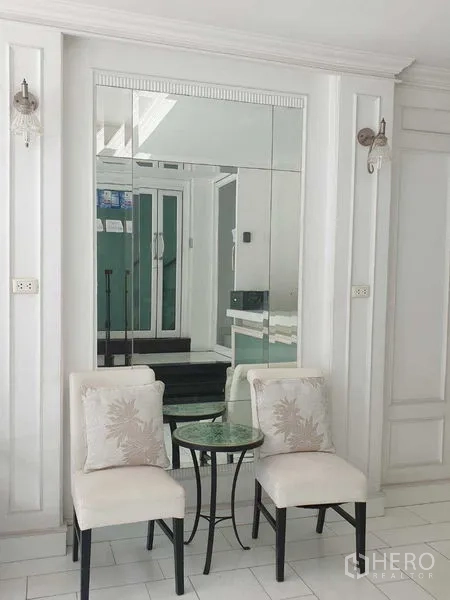 零售空间 出租在Huai Khwang, Bangkok - 舒适等候区，两把椅子与圆桌，配大型镜面墙。